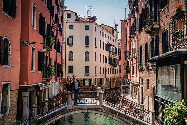 8. Yoğun turist sezonu dışında Venedik'e gidin ve tüm şehir sizinmiş gibi hissedin...