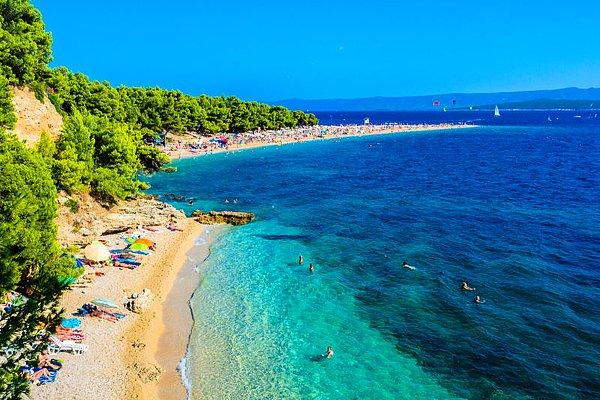 13. Hırvatistan'daki Braç Adasındaki beyaz kumlu plajlarda sıcağın tadını çıkarın.