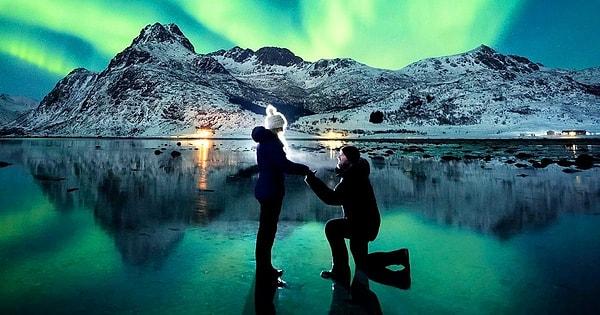 Kuzey ışıklarının altında romantik bir evlilik teklifi!