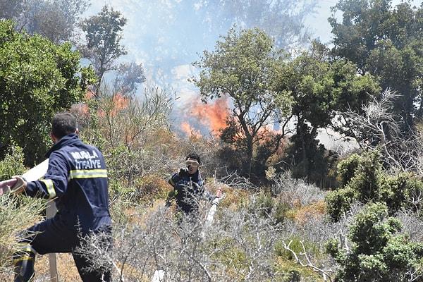 Bölgede yaşayan bir kadın, evinin yangından zarar göreceğini düşünerek baygınlık geçirdi, tedbir amacıyla bölgede bulunan 112 Acil Servis ekipleri kadına müdahale etti.