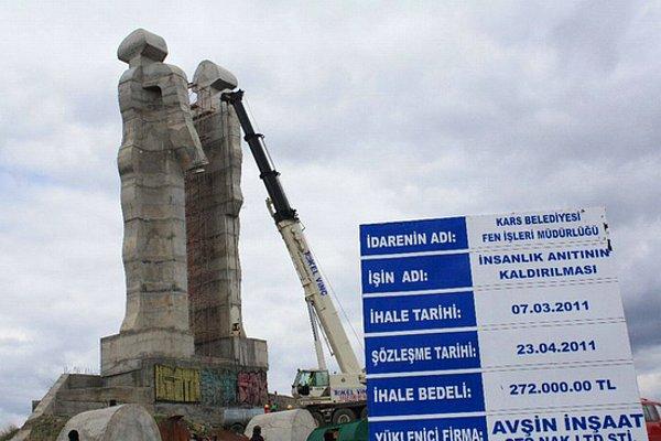 26 Nisan 2011'de heykelin yıkımına başlamıştı. Yıkıma karşı yargı yolunun tükenmesi üzerine 2014 yılında Aksoy, AYM'ye bireysel başvuruda bulunmuştu.
