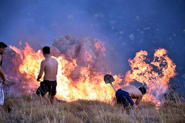 Uzun süre alevleri taşlayan tatilciler yangını söndürmeyi başaramayınca bölgeden uzaklaştılar.