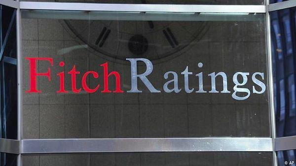 Fitch Ratings’den yapılan açıklamada not görünümü “olumsuz” olarak değerlendirilerek, ülkenin notunun daha da düşürülebileceğinin sinyalleri verildi.