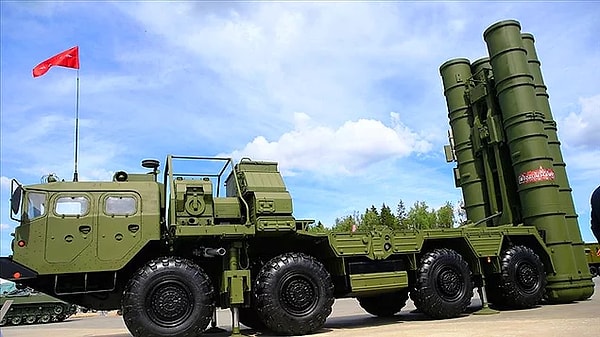 Öte yandan Türkiye’nin Rusya’dan aldığı S-400 hava savunma sistemlerinin teslimatının ABD yaptırımları riski taşıması da gerekçeler arasında yer aldı.