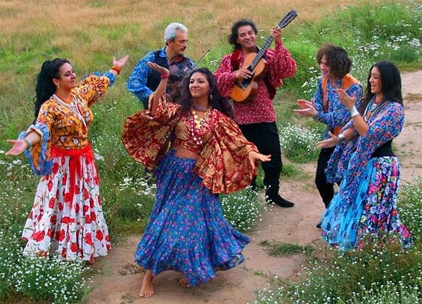 7. Какого цвета нет на цыганском флаге?