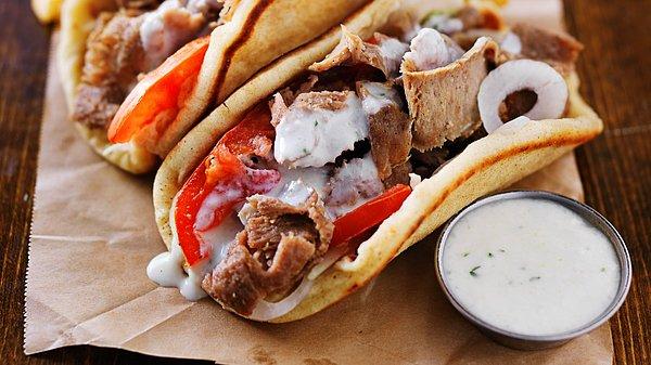 Amerika'da çok sevilen bir yiyecek olan "gyro" da Yunan döneri.