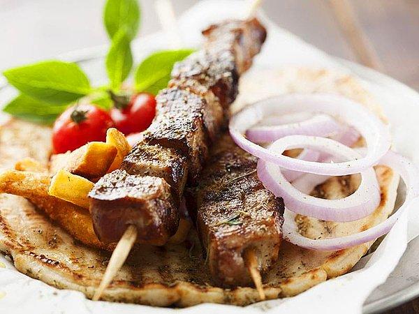 Bir başka popüler Yunan yemeği de "souvlaki"