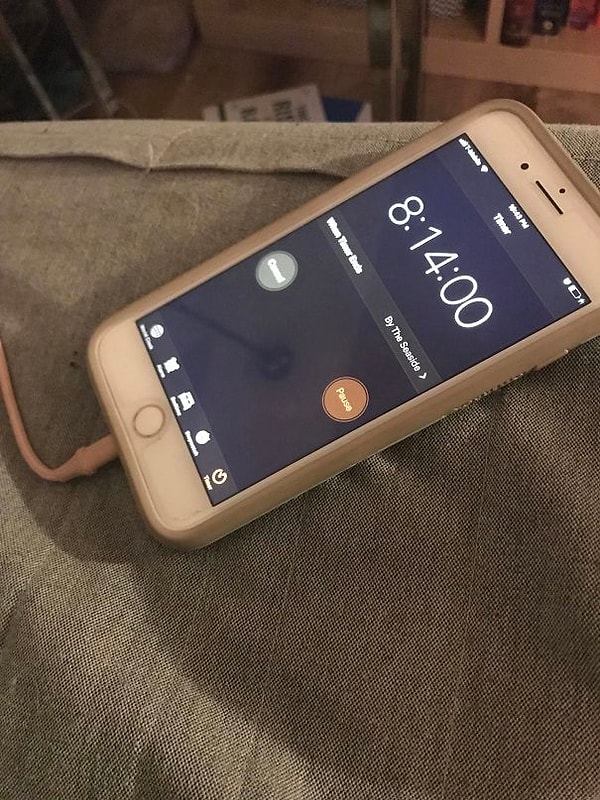 12. «Моя сумасшедшая девушка использует таймер вместо будильника»