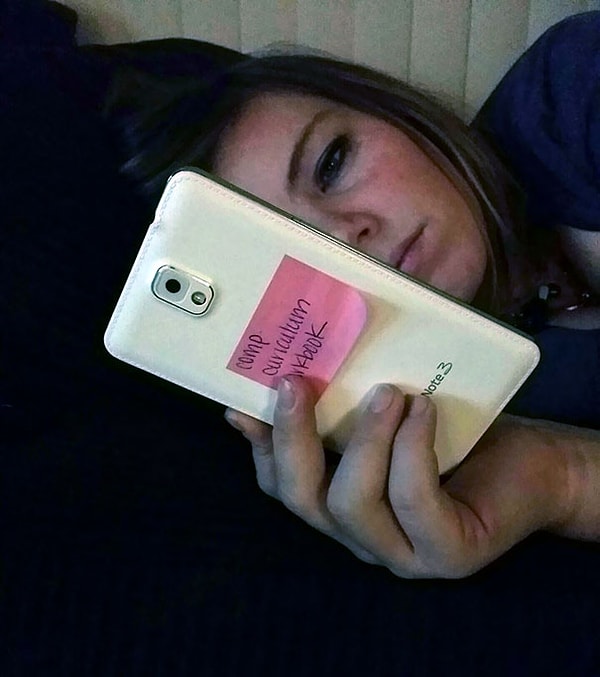 13. «Сказал девушке, чтобы она поставила «напоминалку» на телефон. Она и поставила, точнее приклеила»