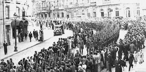 1936 - Cumhuriyetçi Halk Cephesi koalisyonuna karşı askerlerin ayaklanması ile İspanya İç Savaşı başladı.