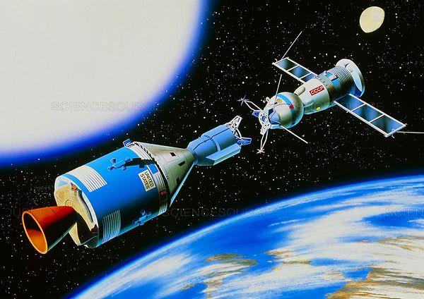 1975 - Amerikalı uzay aracı Apollo ve Rus uzay aracı Soyuz uzayda birleştiler.