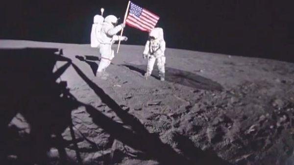 1969 - Tarihte ilk kez insanlı bir uzay aracı Ay'a ulaştı. Apollo 11 Ay yüzeyine indi. Astronot Neil Armstrong Ay'a ilk ayak basan insan oldu.