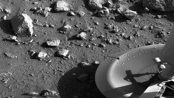1976 - Viking-1, 11 ay süren yolculuktan sonra Mars'a kondu ve Dünya'ya fotoğraflar aktarmaya başladı.