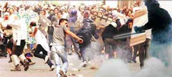 2001 - İtalya'nın Cenova kentinde düzenlenen G-8 zirvesini protesto eden küreselleşme karşıtı bir kişi öldürüldü.