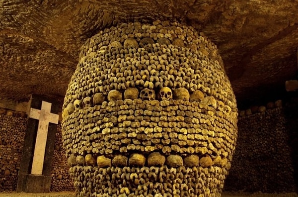 2. Парижские катакомбы (Франция)