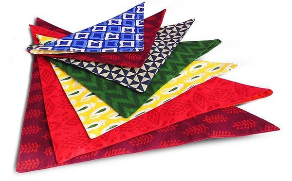 2. На одной из фигурок была косынка. Какого она цвета?