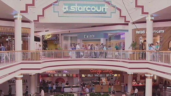 11. Starcourt gerçek ve faaliyette olan bir alışveriş merkezi. İnsanlar çoğu zaman çekim sırasında alışveriş yapmaya devam ediyormuş.