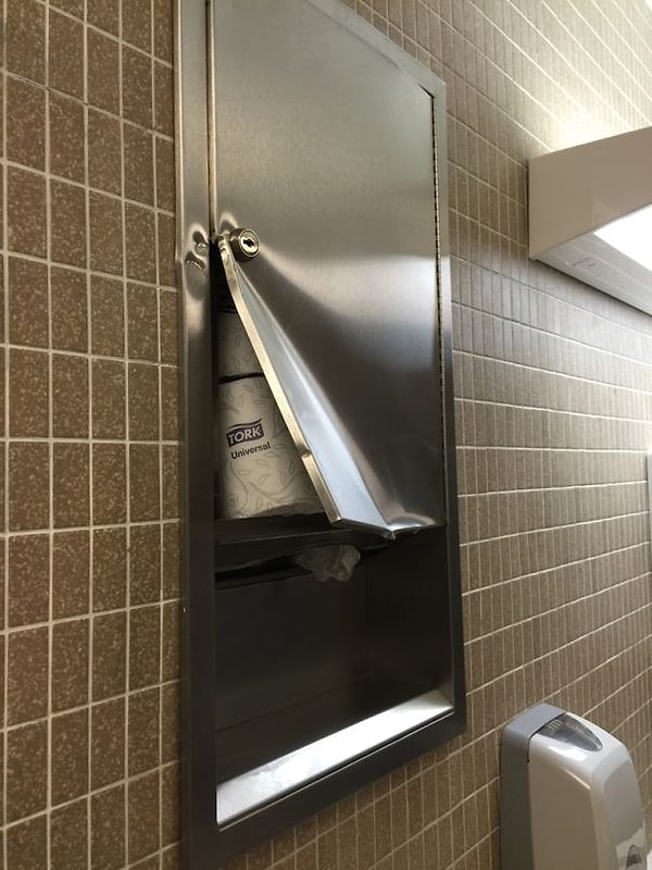 21. Кому-то ну очень нужно было подтереться