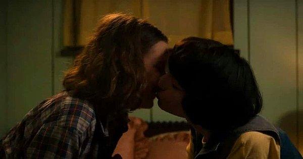 17. Mike ve Eleven'ın bitmek bilmeyen öpüşme sahnelerinde ikisi de gayet rahat olduklarını ve bunda bir sakınca görmediklerini söylemiş.