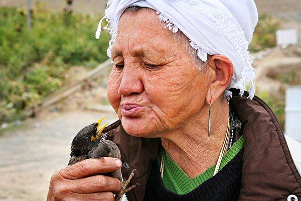 Bifatima Dauletova, Kazakistan'ın Ungurtas köyünde yaşayan 80 yaşında bir Sufi.