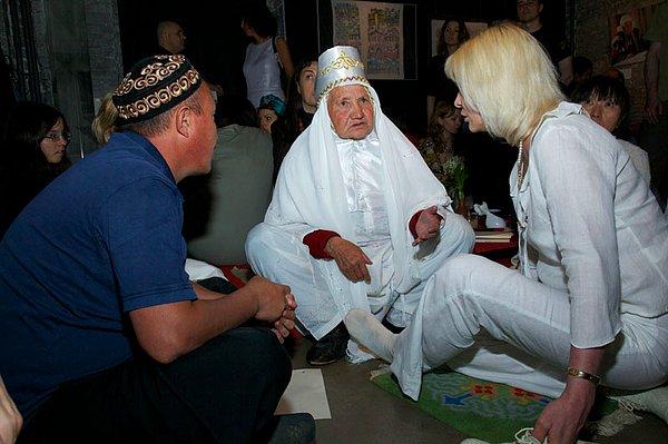 İslam, Kazakistan‘a geldiğinde, tasavvuf göçebe kültürü ve halihazırdaki Şaman gelenekleriyle birleşmiş. Bu yüzden Bifatima da ritüellerini buna yönelik yapıyor.