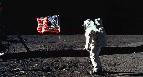 Aslında Apollo 11 yörüngeden hiç ayrılmadı, Ay'a ayak basılmadı tezinin ilk maddesinde bayrak muamması var.