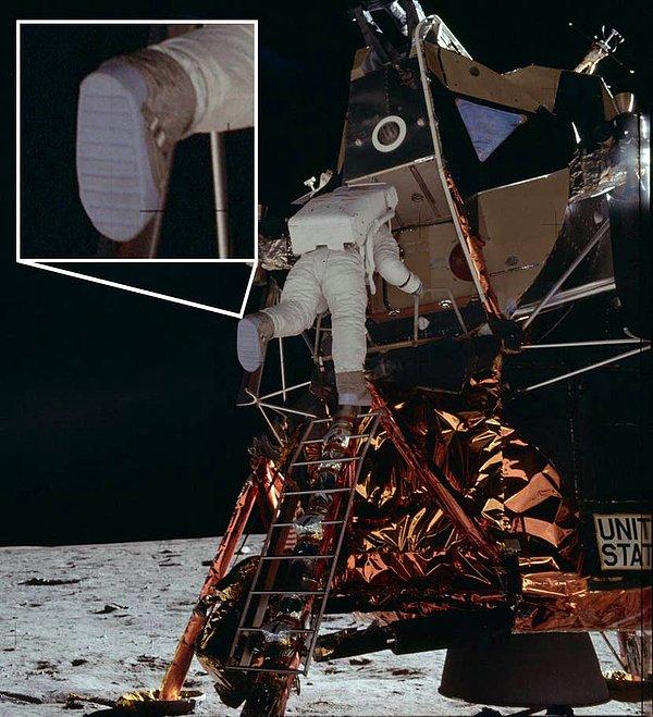 Şaka yaptık. Yukarıdaki kostüm Armstrong'a ait fakat fotoğraflardaki bot izi Aldrin'in botu tarafından ortaya çıkmış.