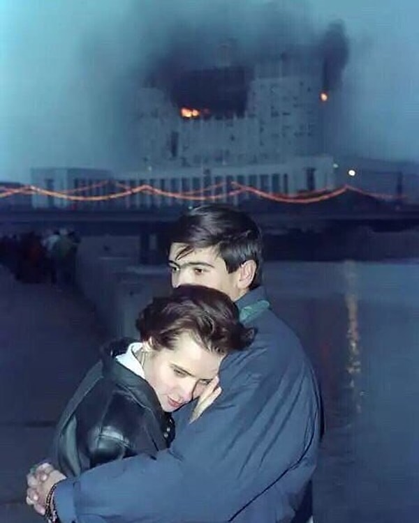 9. Пара на фоне горящего здания Дома Правительства, Москва, 1993 год.