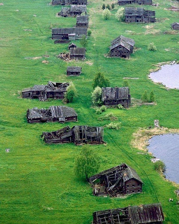 11. Вот так выглядит умершая деревня в Карелии, Россия, 2009 год.