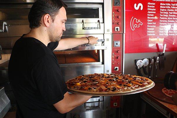 Yurt dışında yiyecek sektöründe çalışan 40 yaşındaki Volkan Kantarcı'nın Çiğli ilçesinde işlettiği pizza salonunda müşterilere ilginç bir teklif sunuluyor.