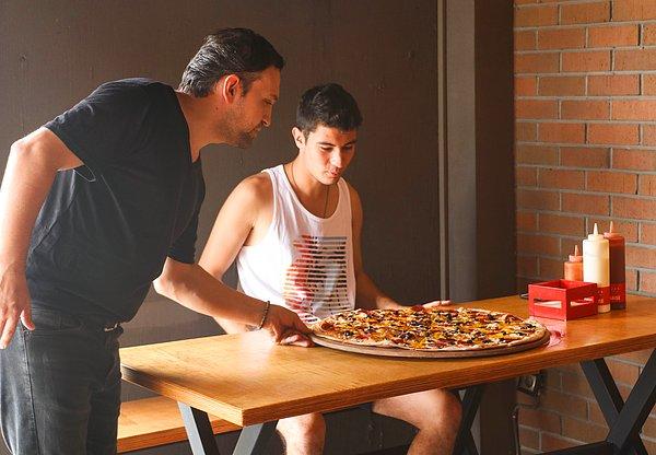 Volkan Kantarcı, yaptığı açıklamada, işlettiği pizzacıda müşterilere "30dk60cm" menüsü sunduklarını, isteyenlerin bu menüyü belli bir süre içerisinde yemesi halinde çeyrek altın kazanabildiğini belirtti.