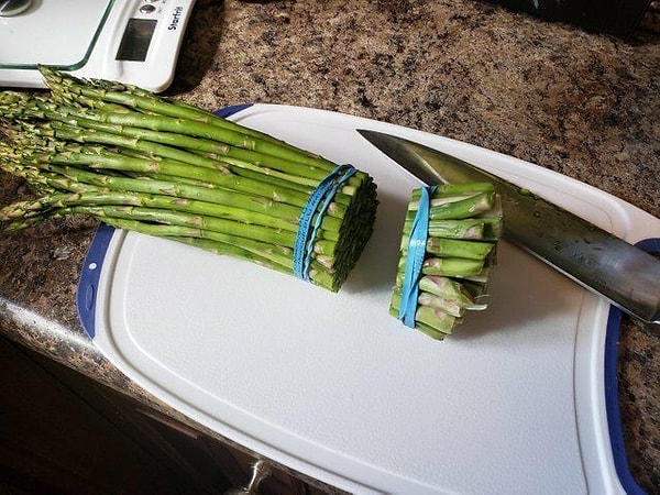 3. Хотите быстро нарезать зелень? Тогда попробуйте сделать вот так.