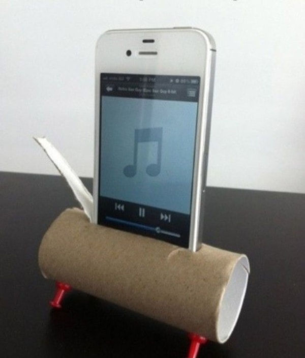 6. Втулка от туалетной бумаги усиливает звук смартфона.