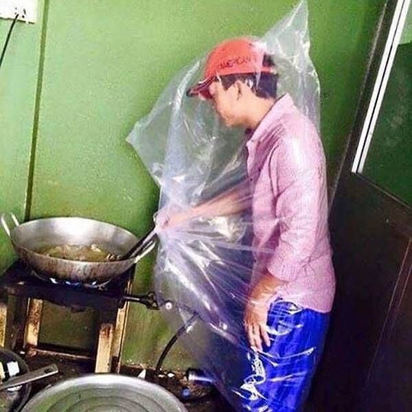 20. Он точно знает, как не испачкаться при готовке.