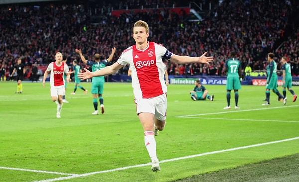 İtalya'ya uçan stoperin Ajax'da maaşı sadece 100 bin Euro'ydu.