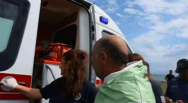 Trabzon'da teknesi alabora olan bir balıkçı, sağlık ekiplerinin yardım teklifini ambulans ıslanır gerekçesiyle geri çevirmeye kalkıştı.