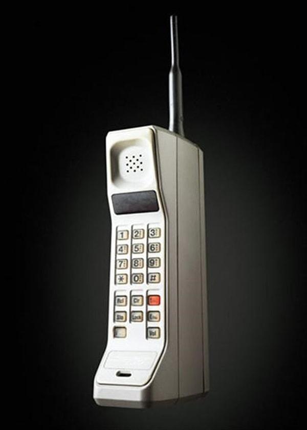 8. 1972 yılında doğmuş olan mega starımız Tarkan ise 1973 yılında icat edilmiş ilk mobil telefonlardan büyük.