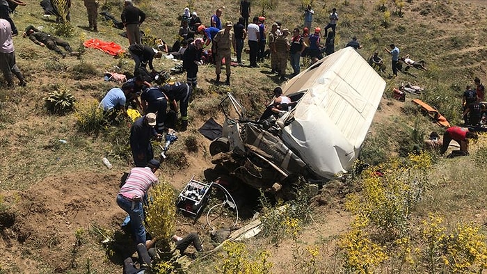 Van'da Göçmenleri Taşıyan Minibüs Devrildi: 17 Kişi Can Verdi