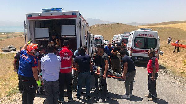 Van Valisi Mehmet Emin Bilmez, AA muhabirine yaptığı açıklamada, kazada 15 kişinin hayatını kaybettiğini söyledi.
