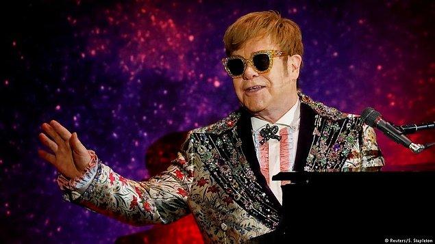 10. Elton John: "Sir" unvanını alan sayılı müzisyenlerden biri olan İngiliz şarkıcıyı Rolling Stone dergisi, gelmiş geçmiş en iyi 100 sanatçı arasında 49. sırada göstermiştir.