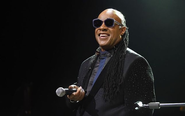 11. Stevie Wonder: Kendisi ABD'li şarkıcı, söz yazarı, müzisyen ve sıkı bir aktivisttir. 70 yaşındaki müzisyen tam 22 Grammy ödülü kazandı. Bu bir rekor!