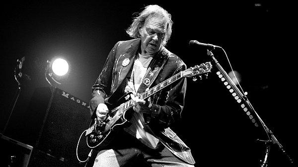 18. Neil Young:  Vokali, kendine özgü elektrik gitar çalışı ve akustik parçalardaki başarısıyla bir çok müzisyene ilham vermiştir ve şu anda 73 yaşında.