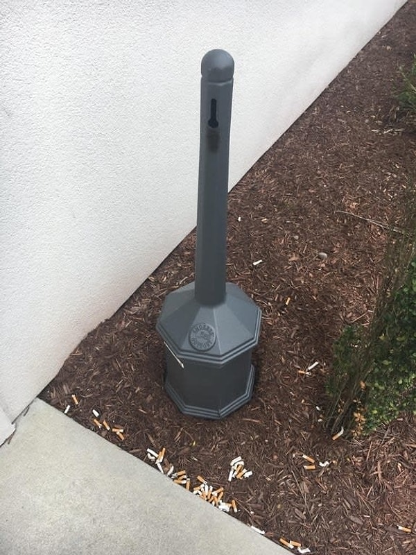 3. А это коллеги, которые кидают окурки на землю, хотя мусорка стоит всего в нескольких шагах 😦