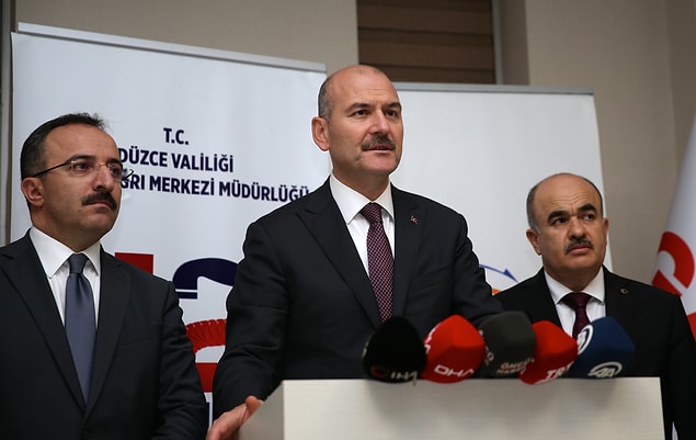 İçişleri Bakanı Süleyman Soylu, helikopterle geldiği kentte AFAD il binasında oluşturulan kriz merkezinde açıklamalarda bulundu.