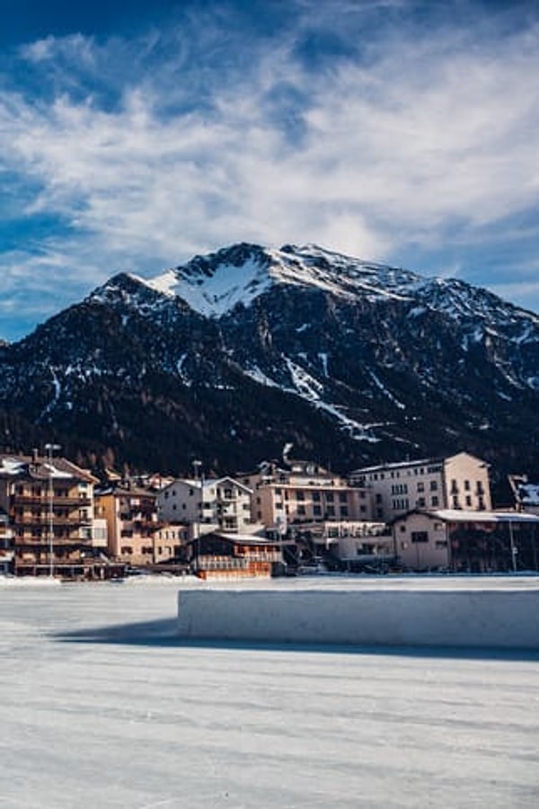 4. Санкт-Мориц в Швейцарии дороговат, а вот Ленцерхайде, Бригельс и Гриндельвальд более доступны и не менее прекрасны.