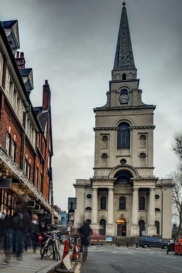 7. Если же будете оставаться в Лондоне, помните, что Лестер-сквер, Ковент-Гарден и Камден Таун переполнены туристами. Вместо этого съездите в Спиталфилдс и Ист-Энд.