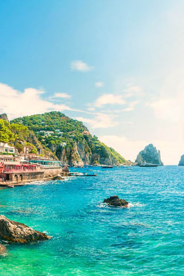 12. В Италии посетите не только популярные города, такие как Венеция, Флоренция и Милан. Стоит также съездить в Неаполь, на Амальфийское побережье, в Салентино и на острова.