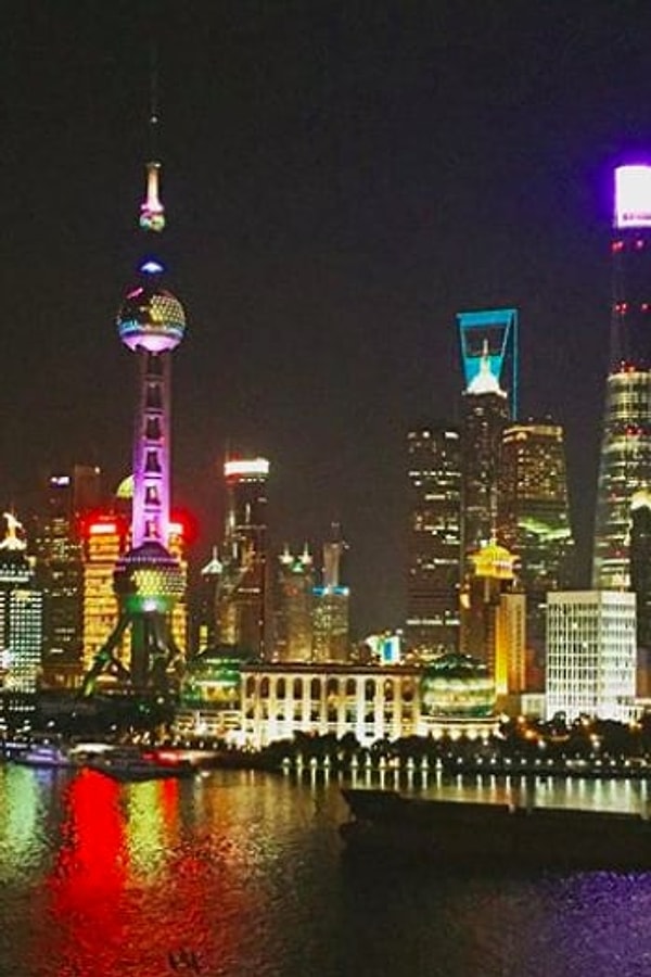14. Не платите за то, чтобы посетить башню «Восточная жемчужина» в Шанхае, Китай. Лучше пообедайте в одном из ближайших ресторанов, чтобы насладиться этим прекрасным видом.