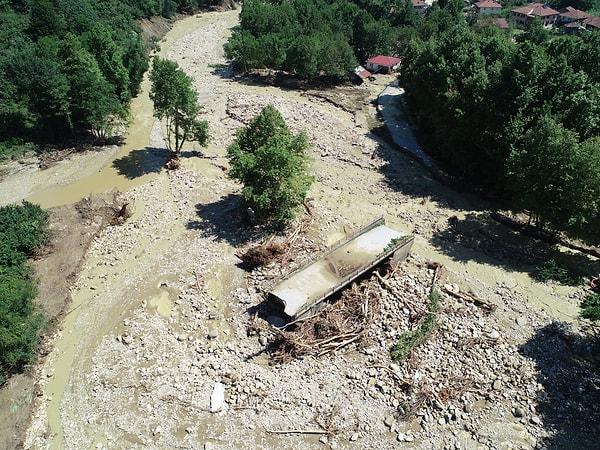 Köprüler yıkıldı, heyelan nedeniyle 20'yi aşkın köyle bağlantı kesildi.
