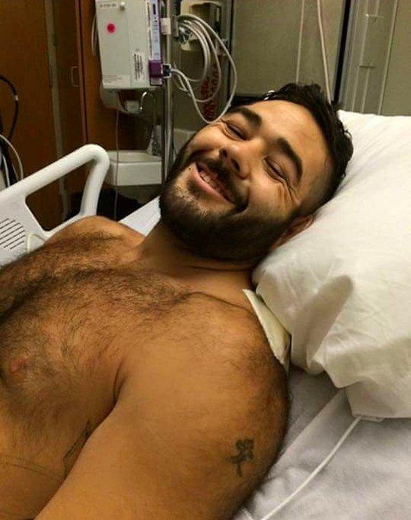 6. Umpqua Üniversitesi saldırısında diğer insanları kurtaran Chris Mintz, vücudundan 7 kurşunun çıkartıldığı ameliyat sonrasında gülümsüyor.